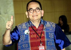 Di Tengah Jumpa Pers, Ruhut Salami Mega Ucapkan Selamat