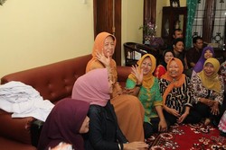 Sujud Syukur Ibunda Sujiatmi untuk Kemenangan Jokowi