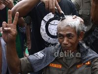 Pendukung Jokowi-JK Cukur Gundul