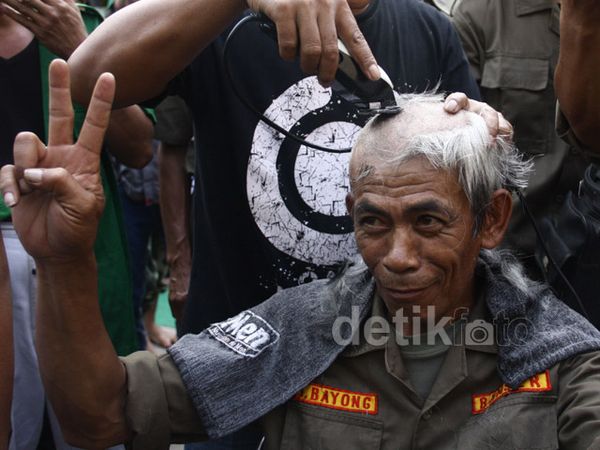 Pendukung Jokowi-JK Cukur Gundul