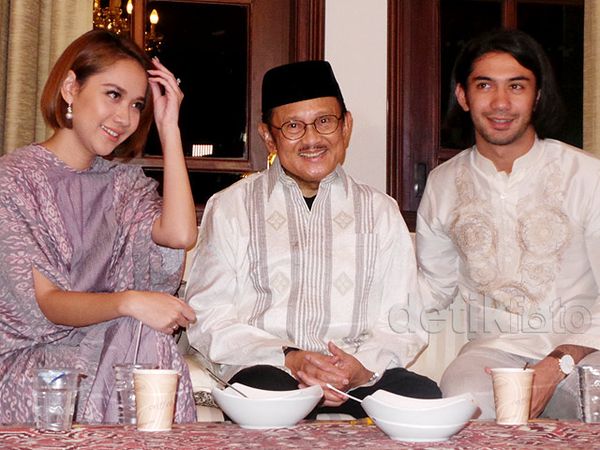 BCL dan Reza Rahadian Buka Puasa Bareng BJ Habibie