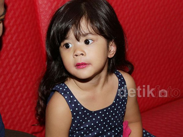 Centilnya si Imut Shafeea Pakai Lipstik Pink