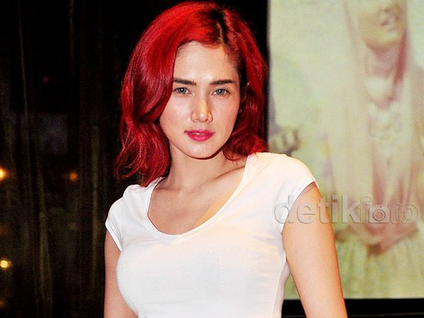 Mulan Jameela Tampil Simple Berkaus Putih