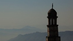 Menyusuri Jejak Islam di Negeri Seribu Kuil Puncak Gunung Everest