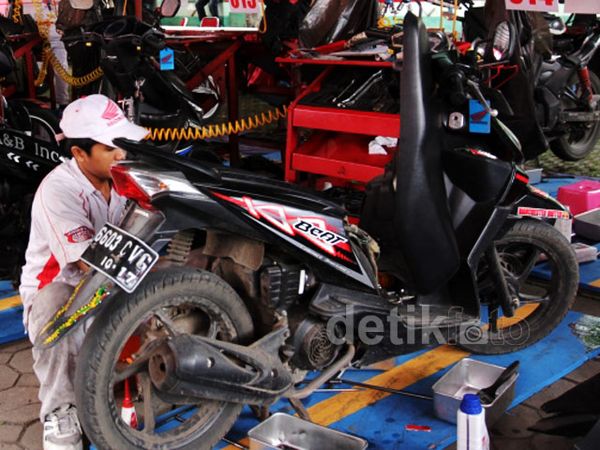 Menjajal Motor Sambil Beramal