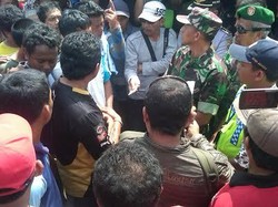 Berbagai Foto Sopir Truk yang Mengamuk karena Seminggu Terjebak di Comal