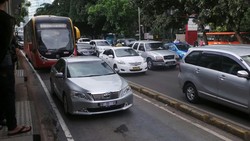 Jalur TransJ di Ruas Sudirman Disesaki Mobil Pribadi