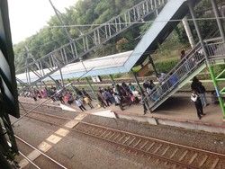 Imbas Pantograf Patah di Pondok Ranji, Penumpang KRL Masih Terlantar