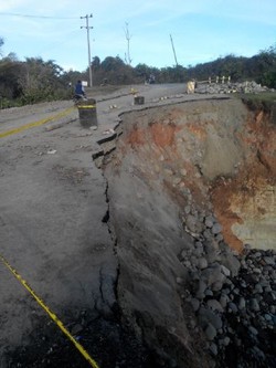 Amblas Akibat Abrasi Pantai, Jalan Utama Bengkulu-Padang Jadi Seperti ini