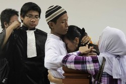 Orang Tua Bayi yang Diperkosa Hingga Tewas Malah Peluk Terdakwa Pemerkosa