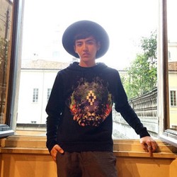 Jalan-jalan ke Milan, Wu Yifan Foto Bareng Perancang Busana Italia