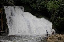 Derasnya Air Terjun Bantimurung