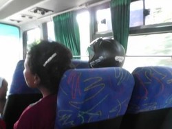 Speechless, Naik Bus Kok Pakai Helm