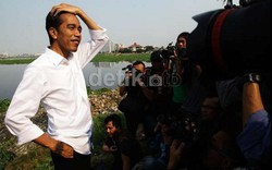 Jokowi dan Gayanya Merapikan Rambut