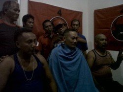 Relawan Rakyat Merah Putih Rayakan Kemenangan Jokowi dengan Cukur Gundul