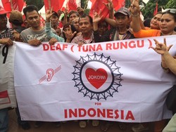 Ratusan Tuna Rungu Meriahkan Syukuran Tumpeng Jokowi