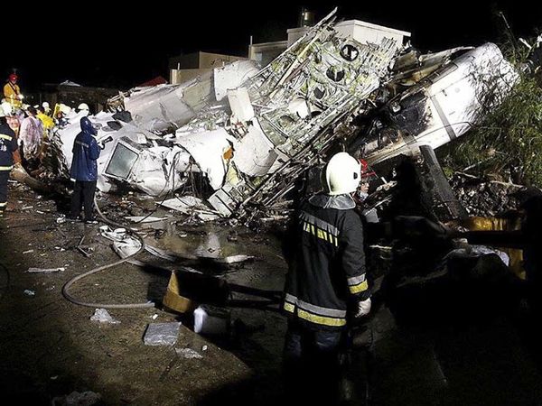 Pesawat TransAsia Jatuh di Taiwan