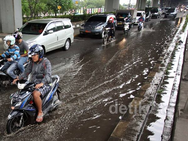 Jalan Jenderal Ahmad Yani Tergenang