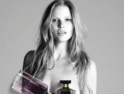 Lara Stone Berpose Tanpa Busana untuk Iklan Parfum Terbaru