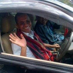 Dahlan Iskan Jadi Sopir Dadakan Bupati Sumbawa