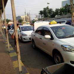 Bos KAI: Banyak Penumpang Naik Taksi ke Stasiun Senen, Perlukan Subsidi Kereta?