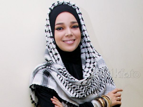 Berhijab dengan Keffiyeh ala Dewi Sandra