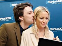 Muah... Aktor Zach Braff Kecup Kate Hudson di SiriusXM