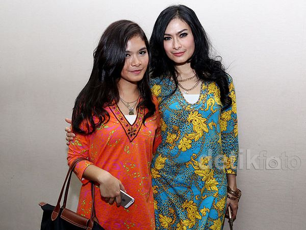 Iis Dahlia dan Salshadilla, Putri Kesayangannya