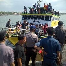 KM Marina Express Merapat di Pelabuhan Jangkar, Dua Penumpang Shock