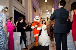 Gantikan Ayah yang Meninggal, Pengantin Jalan di Altar dengan Maskot Burung