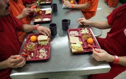 Prancis Tunda Penyediaan Makanan Halal untuk Narapidana