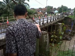 Ini Penampakan Fondasi Jembatan yang Longsor dan Putus Jalur Ciamis-Tasik