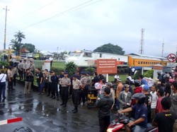 Pedagang Asongan Memaksa Masuk Stasiun Purwokerto dan Nekat Blokir Rel