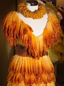 Gaun-gaun Ini Terbuat dari Ribuan Kondom