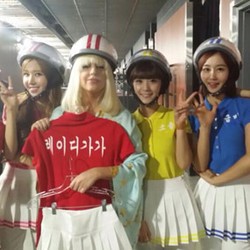 Lady Gaga Pakai Helm ala Crayon Pop di Belakang Panggung Konser