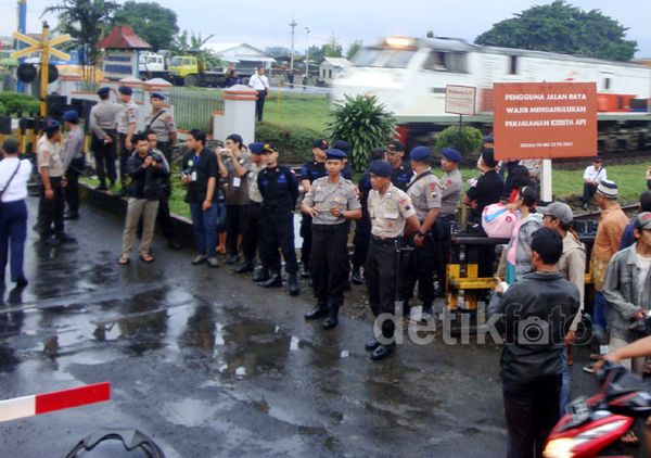 Polisi Bubarkan Aksi Blokir Rel Stasiun Purwokerto