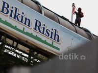 Sudah 2 Hari Agustinus Duduki Atap JPO