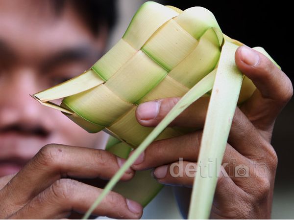 Pedagang Kulit Ketupat Kebanjiran Order