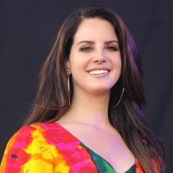 Lana Del Rey Suka Hubungan Cinta yang Penuh Gairah