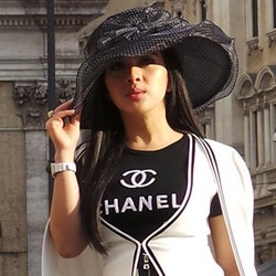 Ke Italia, Syahrini Belanja Hermes Hingga Kunjungi Markas Cagliari