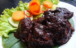 Kedai Toean dan Njonja: Manis Gurih Ayam Sio a la Baba dan Nyonya