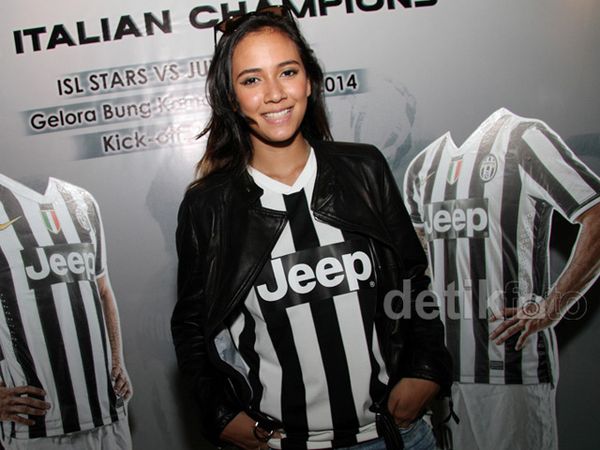 Gaya Nadine Alexandra Berjaket Kulit