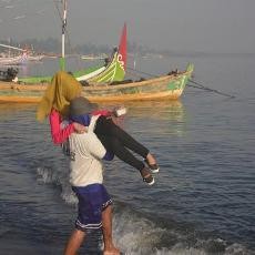 Jasa Ojek Gendong Ini Menuai Berkah Saat Menjelang Lebaran