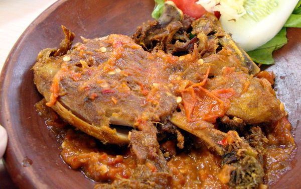 Makan Bebek Penyet Sambil Menikmati Semilir Angin di Rumah Bambu