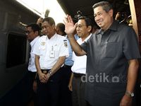 SBY Tinjau Arus Mudik di Stasiun Senen