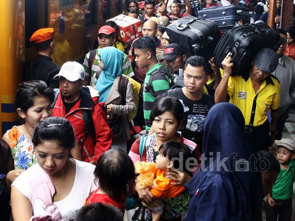 Pemudik Padati Stasiun Senen