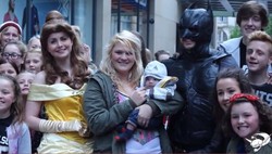 Pria Ini Lamar Kekasih Dibantu Puluhan Penari, Putri Disney Sampai Superhero