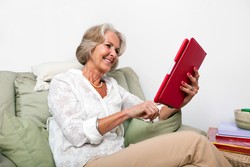 Wanita Pasca Menopause Perlu Konsumsi Kedelai dan Sayuran untuk Cegah Osteoporosis