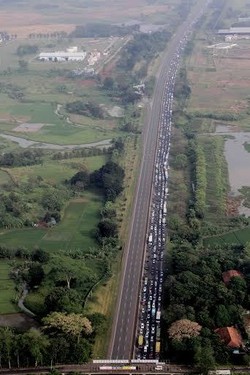 Ini Aneka Rupa Penyebab Macet di Simpang Jomin, Sadang, Hingga Pantura