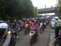 Ini Dia Suasana Banjirnya Kalimalang oleh para Pemudik Motor